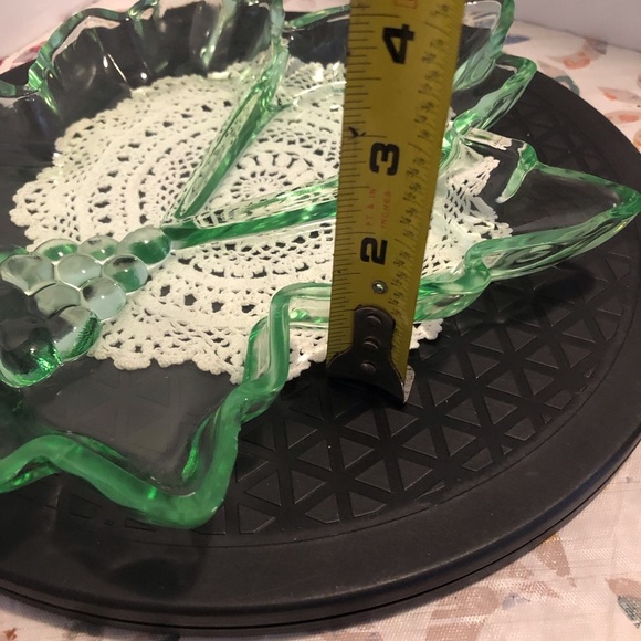 Tiara Exclusive Glass Green Grape Leaf Divided Dish - Picture 3 of 7